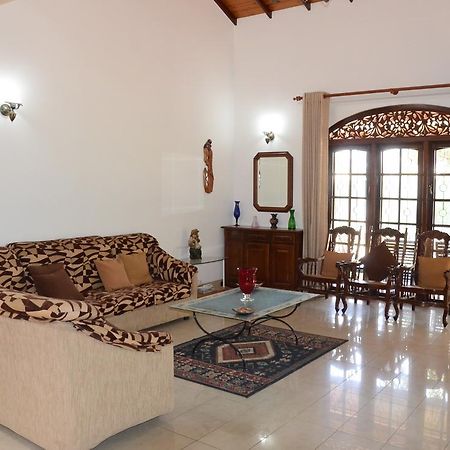 Gondolas Holiday Lanka Ragama Exterior photo