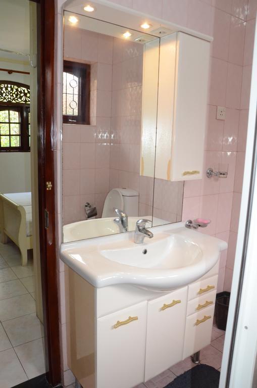 Gondolas Holiday Lanka Ragama Exterior photo
