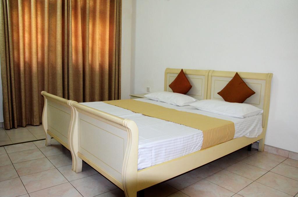 Gondolas Holiday Lanka Ragama Exterior photo