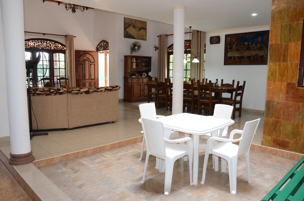 Gondolas Holiday Lanka Ragama Exterior photo