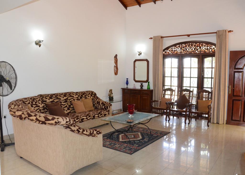 Gondolas Holiday Lanka Ragama Exterior photo
