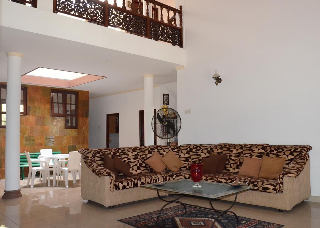 Gondolas Holiday Lanka Ragama Exterior photo
