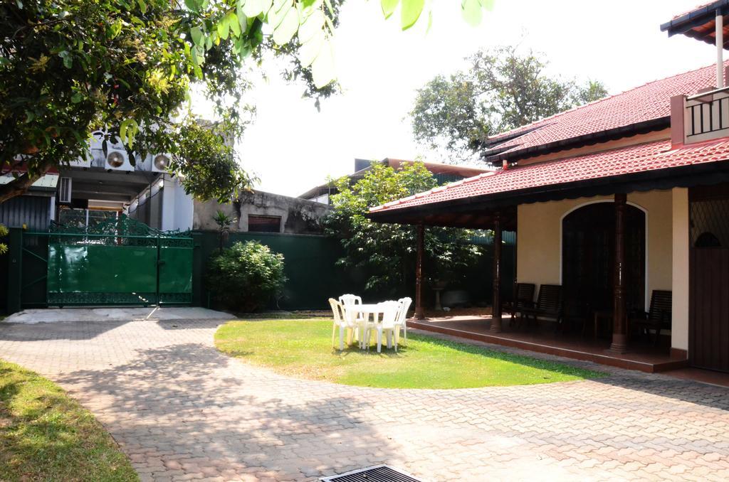 Gondolas Holiday Lanka Ragama Exterior photo