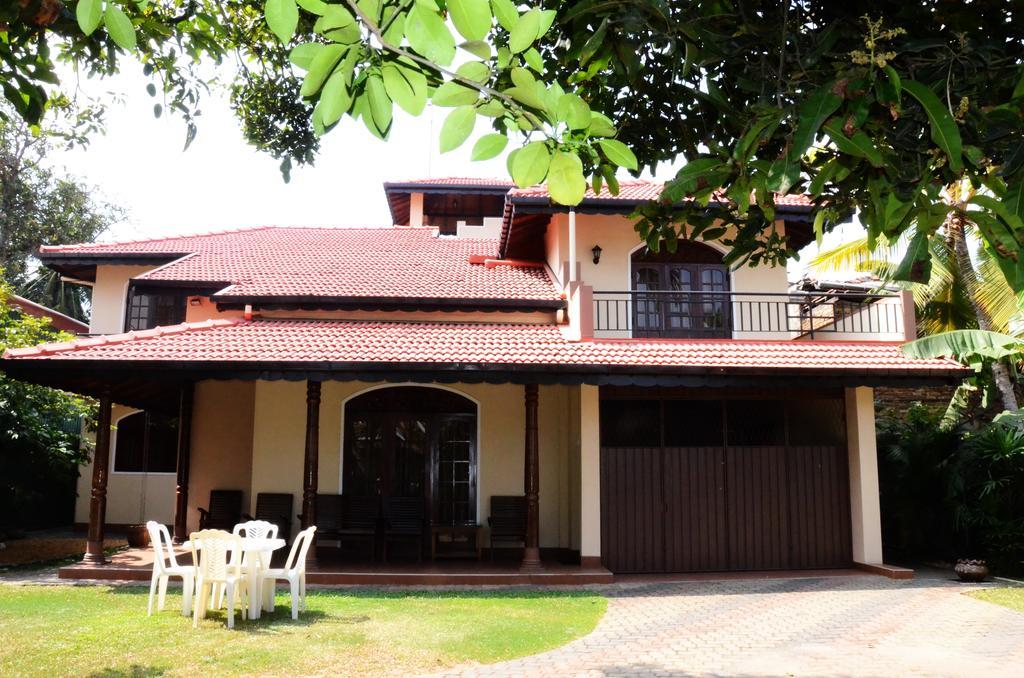 Gondolas Holiday Lanka Ragama Exterior photo